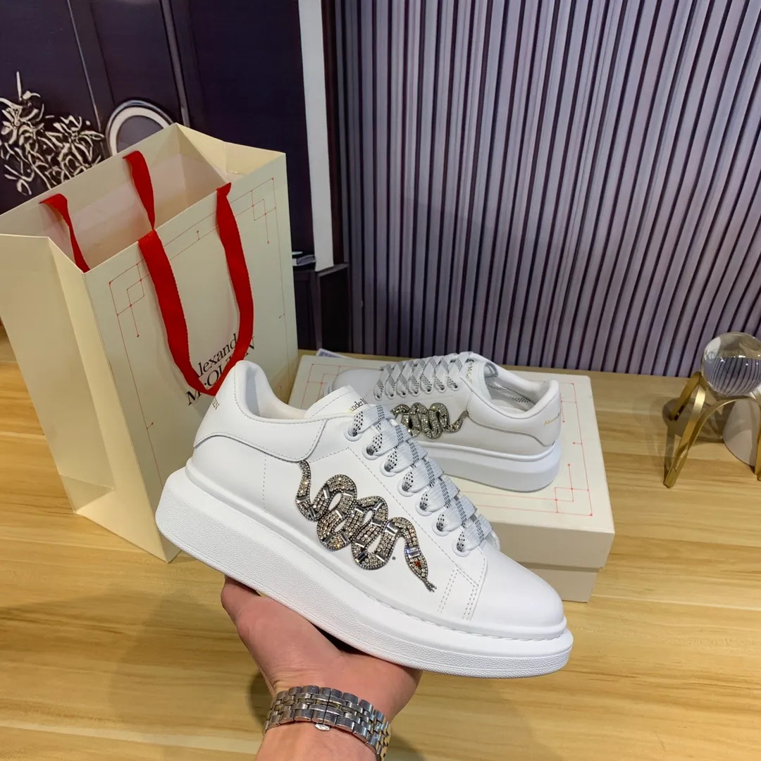 👟👟Ex-factory price 560👟👟Snake pattern professional McQueen factory. Top version. Couple model Alexander McQUEEN high version has been upgraded to the highest quality again✅.McQueen dad shoes 💪McQueen spring, summer, autumn and winter top version purchasing agent level✅ Recruiting national online and offline agents to join🤝 🏆Fabric: Original materials imported from Italy. Texture, water-resistant and non-discoloring 🏆Inner lining: ️A-grade Italian imported lining resistant to dirt, sweat-absorbent, breathable and comfortable 🏆Foot pads: top-grade imported Italian super-soft cowhide leather 🏆Outsole: PU+counter 1:1 🏆Shoe box: original white box. Plus white flip cover for double-layer protection. Cloth bag. Handbag. Certificate of 1:1 mold opening, 4-piece set. Delivered with a pair of shoelaces. 🖕🏿🖕🏿🖕🏿You can choose any pair of shoelaces in any color of our factory 🏆Code number: women’s 34-41. men’s 38-46 🏆Special remarks (women’s size 34.40.41, men’s size 38.45.46 is customized, no returns or exchanges) Win-win cooperation🤝